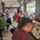 Kepala Ombudsman RI Perwakilan Aceh Dian Rubianty sedang berbincang bincang dan silaturrahmi dengan awak media yang bertugas di Banda Aceh, di Tika Kupi Banda Aceh, Jumat (22/12/23). (Waspada/T.Mansursyah)