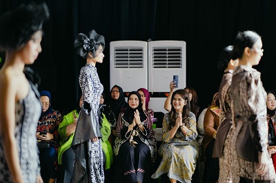 KETUA Dekranasda Kota Medan Ny Kahiyang Ayu M Bobby Afif Nasution didampingi Wakil Ketua Dekranasda Kota Medan Ny Ismiralda Wiriya Alrahman, Ketua Harian Dekranasda sekaligus Kadis Koperasi UKM Perindustrian dan Perdagangan (Koperasi UKM Perindag) Kota Medan Benny Iskandar Nasution serta pengurus lainnya menyaksikan Medan Fashion Festival (MFF) dengan penuh antusias. Waspada/Ist
