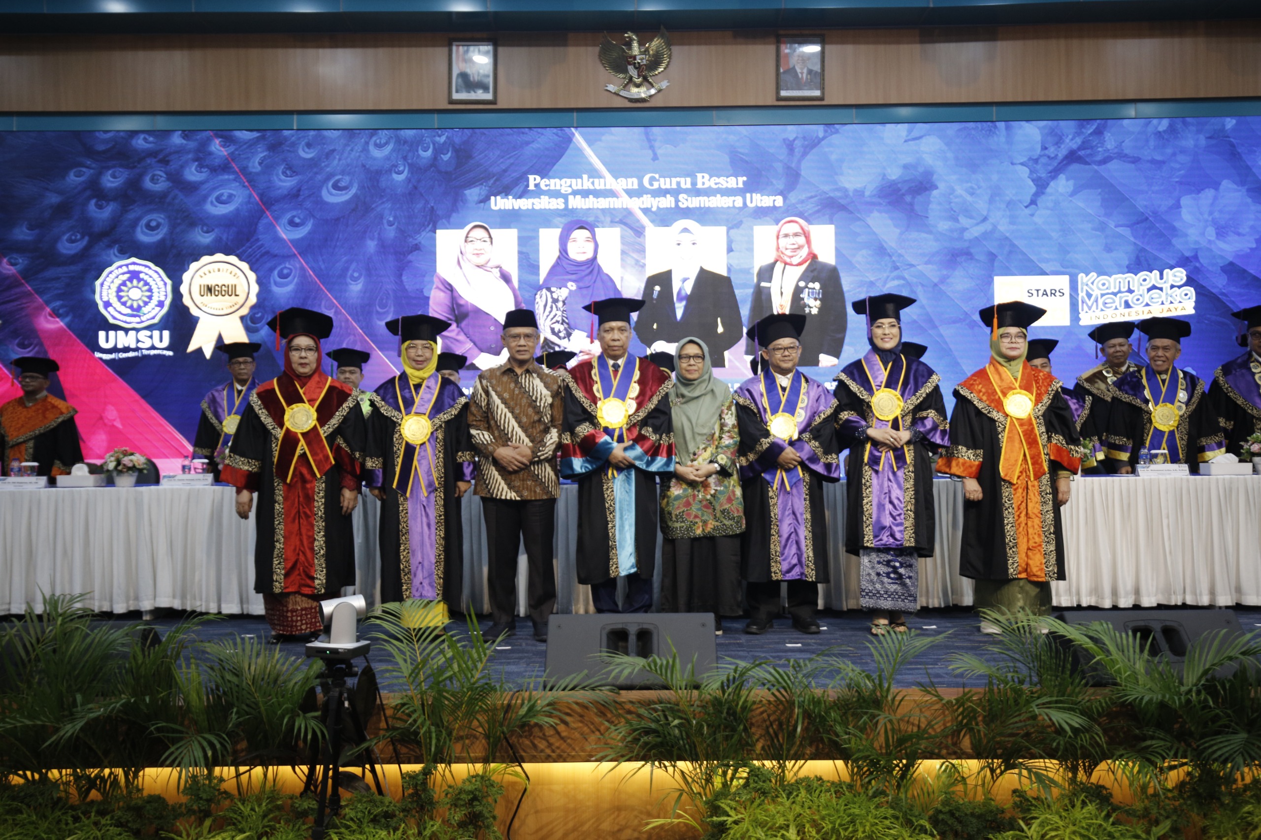 KETUA Umum PP Muhammadiyah Prof. Dr. Haedar Nashir, MSi dan Rektor UMSU, Prof Agussani foto bersama keempat dosen perempuan usai pengukuhan guru besar. Waspada/Ist