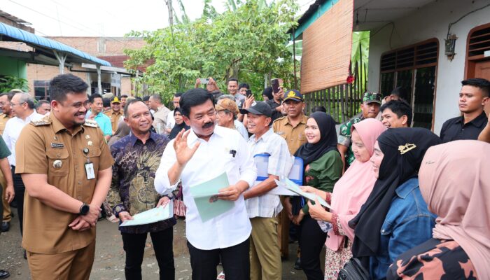 Menteri ATR/Kepala BPN Serahkan Sertipikat Masyarakat Dan Tanah Wakaf Di Kota Medan