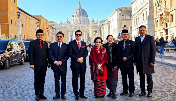 Paus Fransiskus Berikan Dua Buku Karyanya Kepada Megawati
