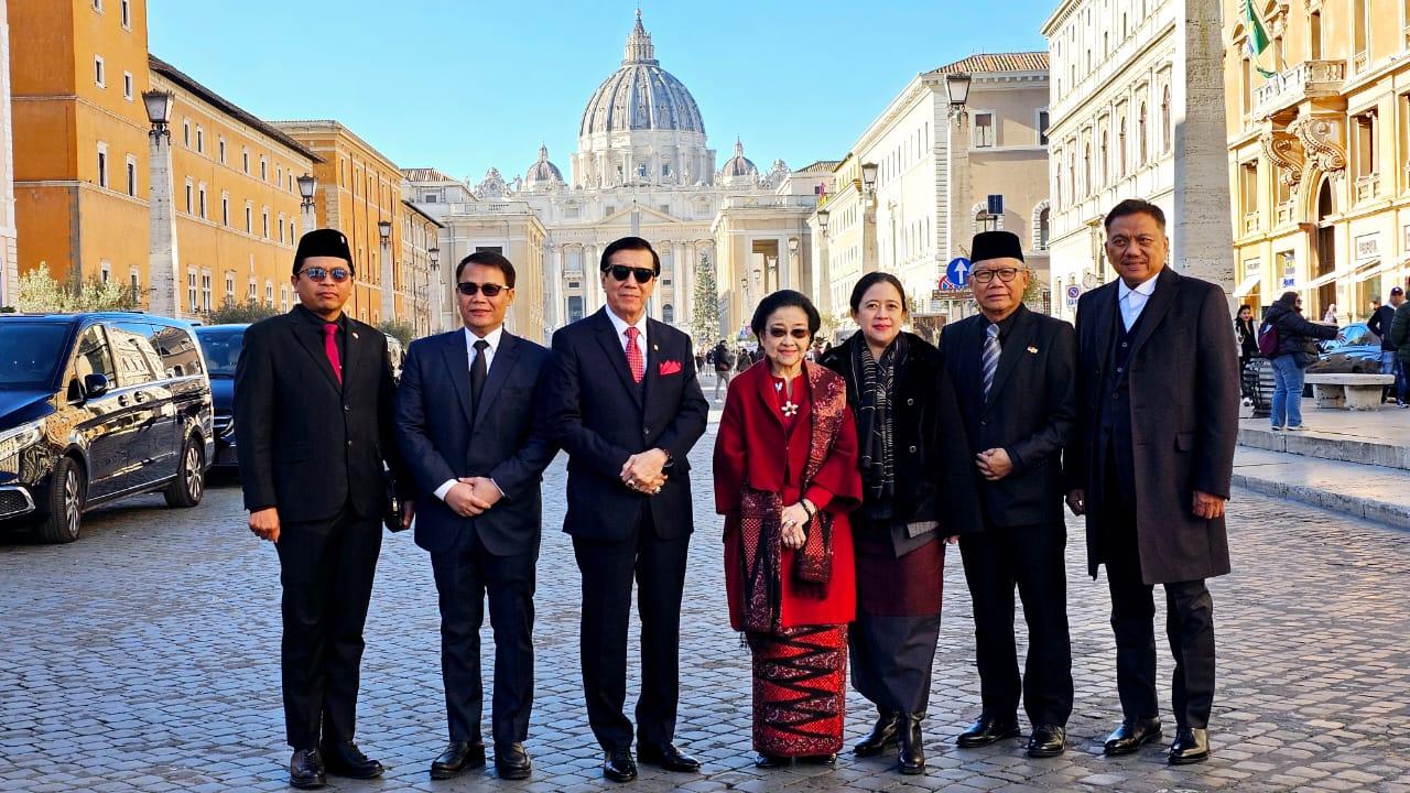 Paus Fransiskus Berikan Dua Buku Karyanya Kepada Megawati