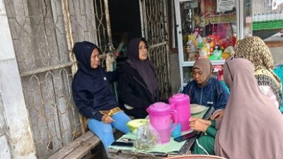 Omak-Omak Hadang Truk Lebihi Tonase di Marelan Omak-Omak Hadang Truk Lebihi Tonase di Marelan
