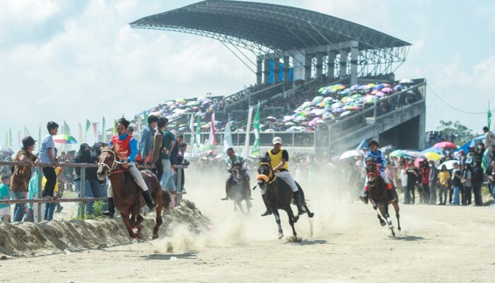 Pacuan Kuda Tradisional Meriahkan HUT Ke-20 Bener Meriah