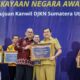 WALI Kota Medan Bobby Nasution diwakili Kaban BKAD Zulkarnain menerima penghargaan dari dari Kepala Kanwil DJKN Sumut, Dodok Dwi Handoko dalam ajang Kekayaan Negara (KN) Award yang digelar Direktorat Jenderal Kekayaan Negara (DJKN) Sumut di Aula Gedung Kekayaan Negara, Jalan Diponegoro, Medan, Selasa (5/12/2023). Waspada/Ist