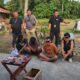EMPAT pengedar dan pecandu Narkoba yang diringkus saat sejumlah personel Sat Res Narkoba Polrestabes Medan melakukan penggerebekan lapak Narkoba di Dusun II Desa Durin Jangak Kecamatan Pancurbatu. Waspada/Ist