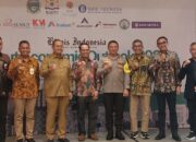 PARA Narasumber acara seminar “Sumut Economic Outlook 2024” yang diselenggarakan Harian Bisnis Indonesia, melakukan sesi foto bersama di sela acara yang digelar di Hotel JW Marriot, Selasa (16/1).