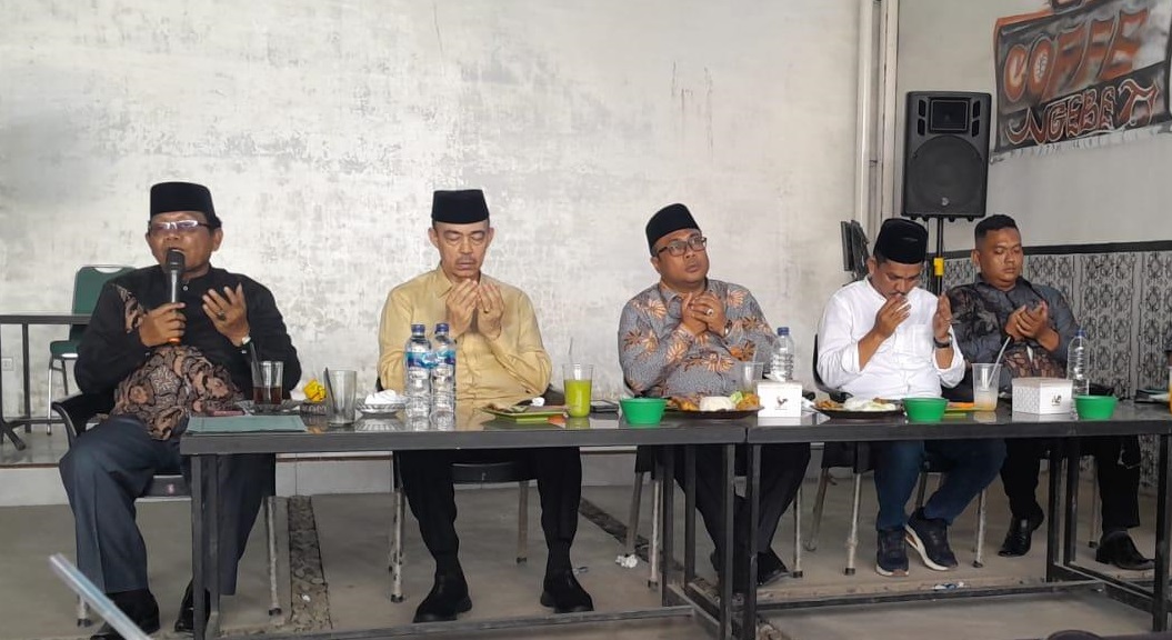 MANTAN Walikota Medan, H Abdillah SE Ak (dua kiri), caleg DPD RI Darwis H Harahap SP dan Ustadz Iqbal Ahmed Sauqi Pulungan, pimpinan Madrasah Ibtidaiyah Swasta Istiqomah Desa Sampali, Drs H Saliman AS Tarigan berdoa bersama dalam acara di salah satu cafe di Desa Sampali, Kecamatan Percut Sei Tuan, DS, Jumat (12/1). Waspada/ist