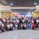 ANGGOTA DPRD Sumut Ahmad Darwis, berfoto bersama peminat dan peserta pada acara Pelatihan Membuat Bouquet Gratis di Gedung Asrama Haji Al Munawaroh Lt 4, Sabtu (13/1) lalu. Waspada/Ist