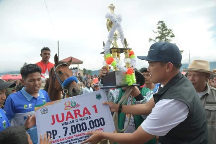 Pj. Bupati Bener Meriah Tutup Pacuan Kuda Tradisional Gayo