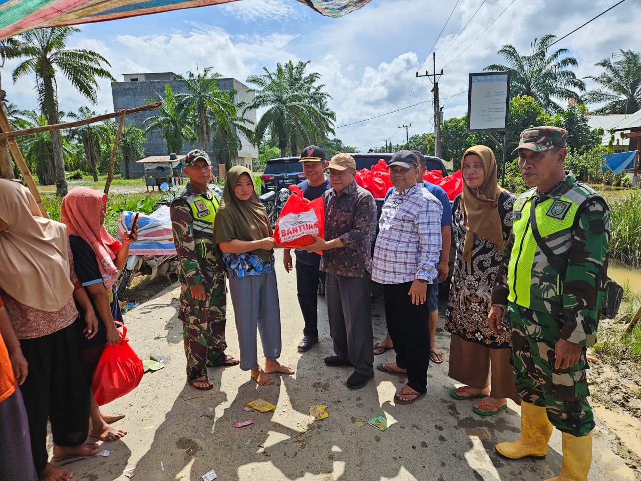 Ketua DPRK Bersama Pj Bupati Kunjungi Warga Korban Banjir