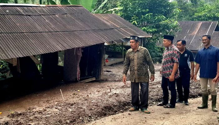 Ketua DPRK Pidie Salurkan Bantuan Masa Panik Korban Banjir Tangse