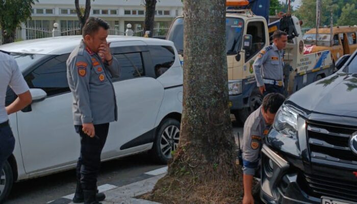 Parkir Di Kawasan Terlarang, Dishub Medan Tertibkan Kendaraan Roda 4 Di Jalan Sudirman