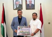 Iswanto Serahkan Donasi Aceh Besar Untuk Palestina