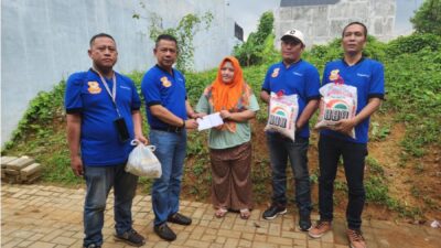 Meskipun Hujan, Ketua Pewarta Jumat Barokah di Rumah Almarhum Wartawan dan Anak Wartawati