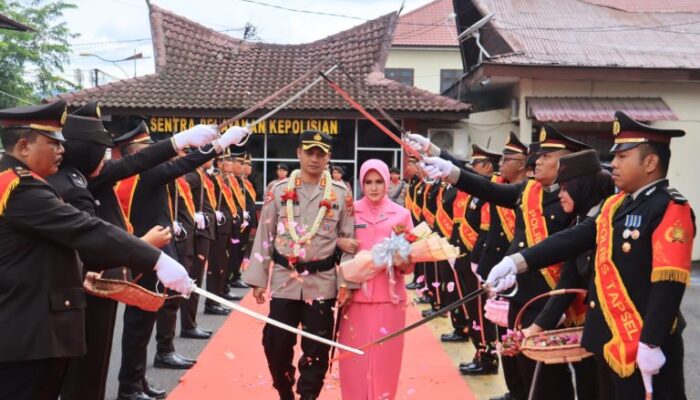 Kapolres Tapsel AKBP Yasir Ahmadi Disambut Pedang Pora