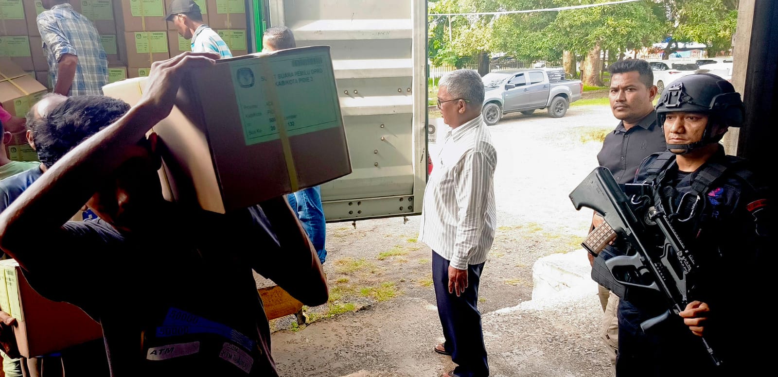 KIP Pidie Terima Kedatangan Logistik Surat Suara Pemilu 2024 KIP Pidie Terima Kedatangan Logistik Surat Suara Pemilu 2024