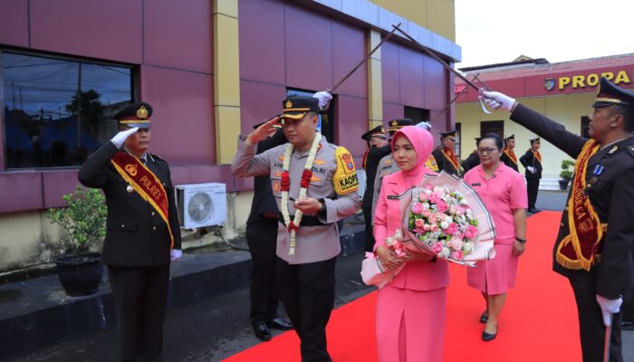 Pisah Sambut Kapolres Sibolga Melalui Upacara Gerbang Pora
