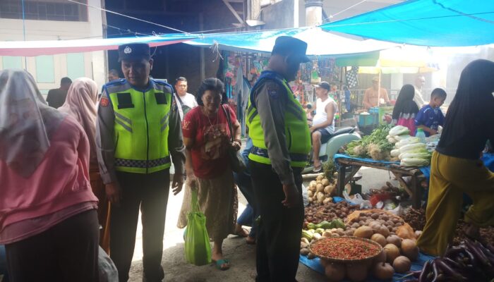 Antisipasi Gangguan Keamanan, Polsek Salapian  Patroli Di Pasar Tradisional