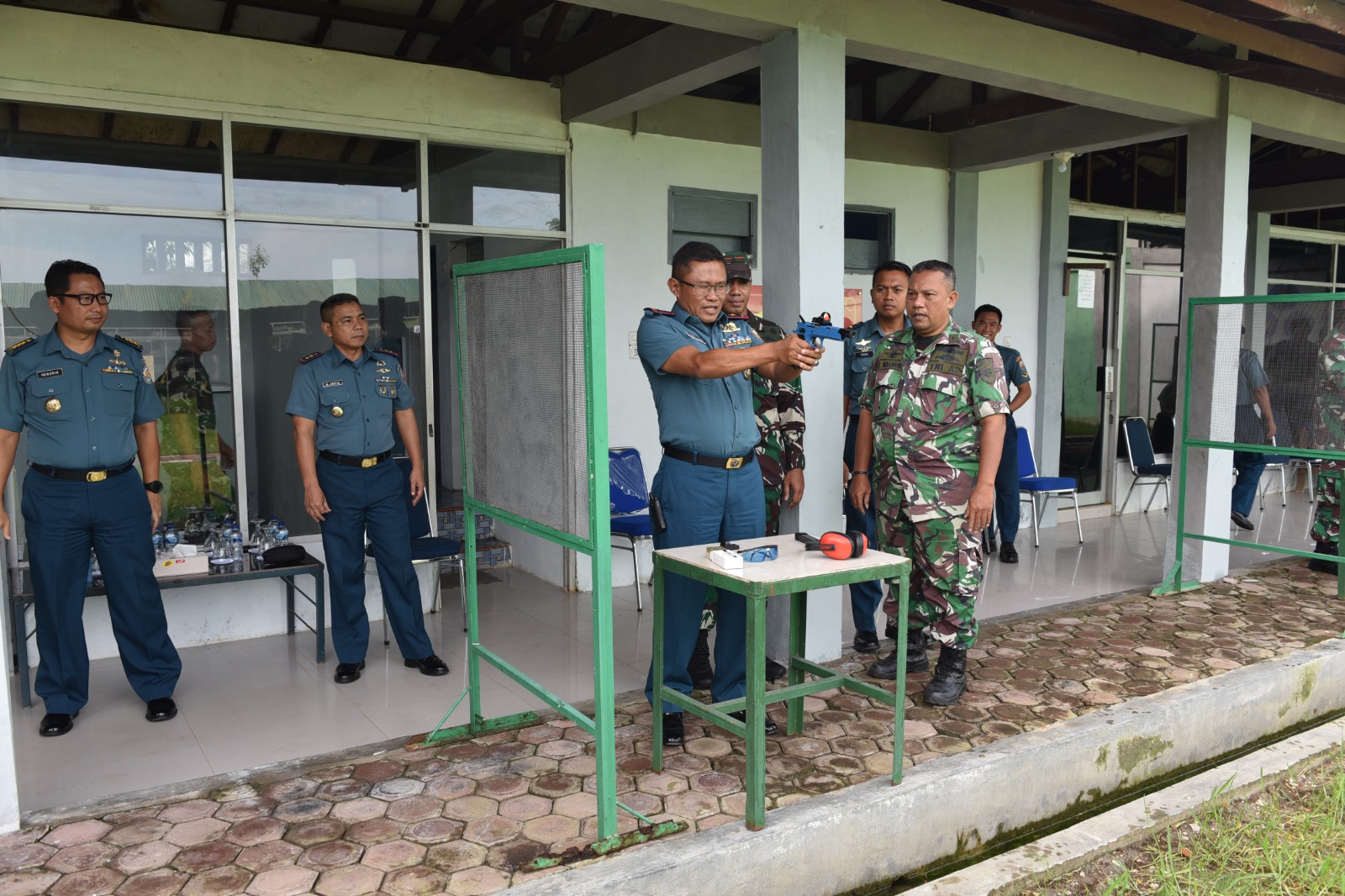 Danlantamal I Asah Kemampuan Menembak Pistol