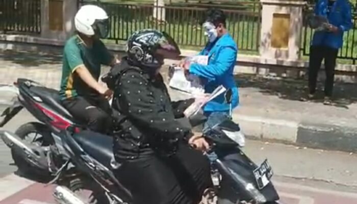 Mahasiswa Serentak Bagikan Selebaran Tolak Pelanggar HAM Dan Politik Dinasti