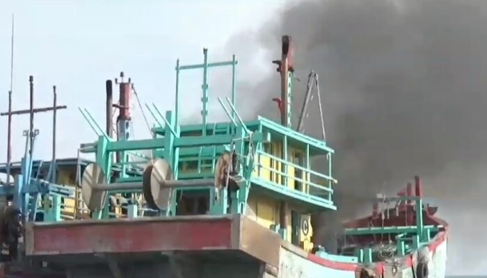 Kejari Langsa Bakar Dua Kapal Asing