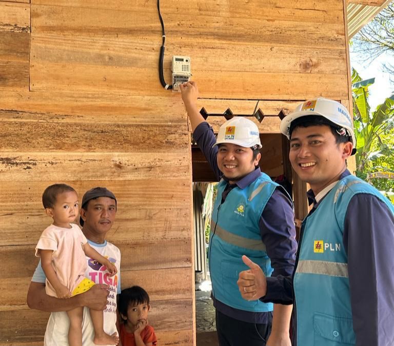 Manager PLN Unit Layanan Pelanggan (ULP) Gunung Sitoli, Fernandes H. Sianipar bersama Assistant Manager Niaga dan Pemasaran, Dovin Alfrinto Simbolon, secara simbolis melakukan penyalaan di rumah salah satu masyarakat di Desa Samasi.