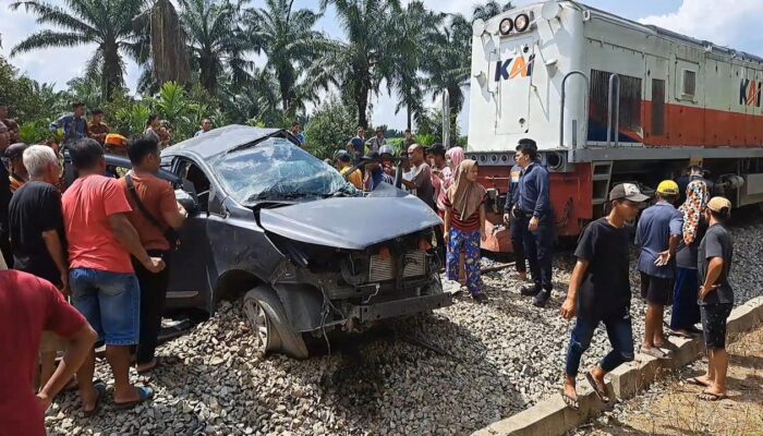 Ditabrak KA, Penumpang Toyota Innova Tewas Di Tempat