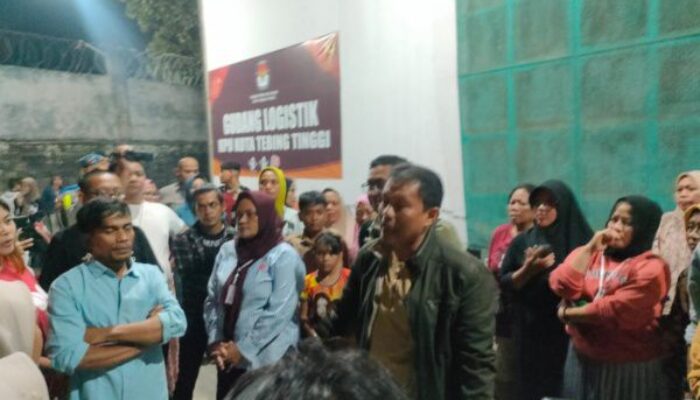 Tak Sesuai Kontrak, Petugas Sorlip Surat Suara Demo KPU Tebingtinggi