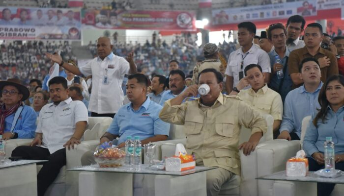 Minum Kopi Dengan Tangan Kanan Sambil Duduk, Prabowo Sosok Pemimpin Tetap Kedepankan Etika