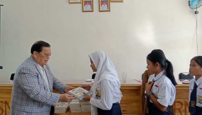Perantau Bagi Buku Gratis Di SMP Negeri 2 Pangururan