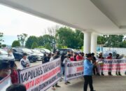 Puluhan Massa Demo Kantor Bupati Dan Polres Taput