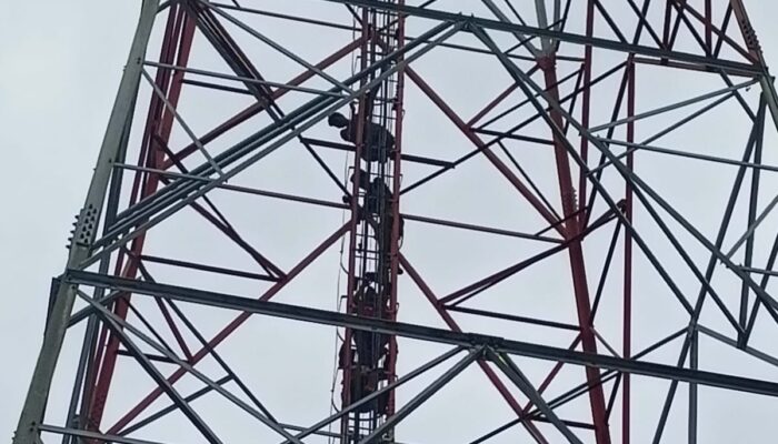 Respon Cepat Serda Sandri Evakuasi Nek Aisyah Nekat Panjat Tower BTS