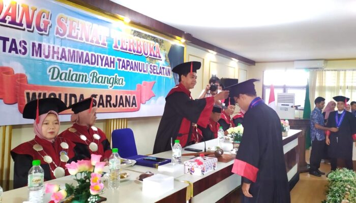 Rektor UM-Tapsel Wisuda 380 Mahasiswa