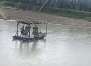 Warga Aceh Utara Gunakan Rakit Jangkau Kawasan Terisolir