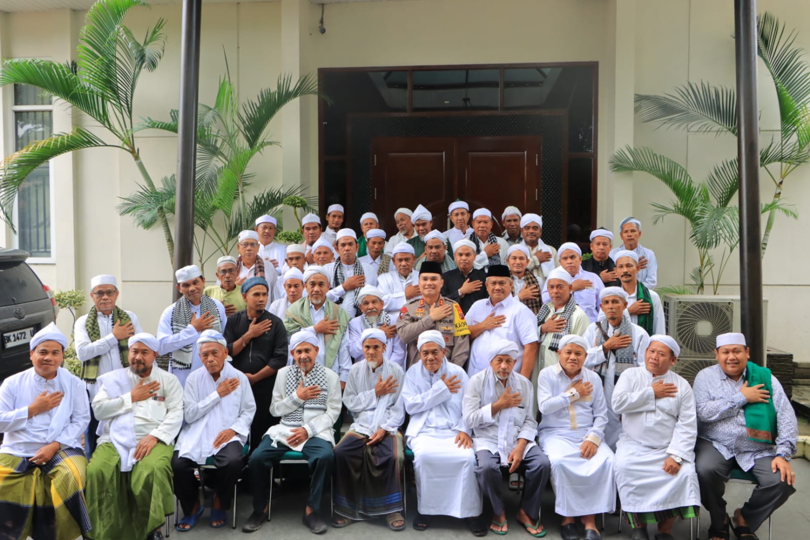 Tuan Guru Labura Jalin Silaturahmi Dengan Kapolres L.Batu