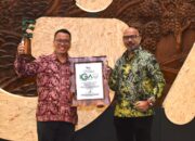 Smartfren Raih Indonesia Green Awards 2024 Dengan Program eSIM dan Edukasi Lingkungan Bebas Sampah