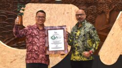 Smartfren Raih Indonesia Green Awards 2024 Dengan Program eSIM dan Edukasi Lingkungan Bebas Sampah