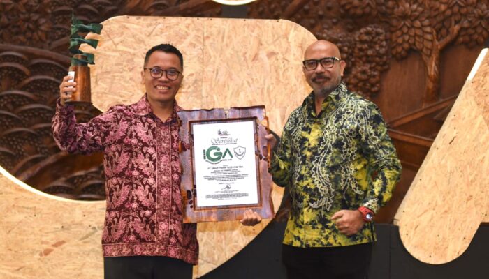 Smartfren Raih Indonesia Green Awards 2024 Dengan Program eSIM dan Edukasi Lingkungan Bebas Sampah