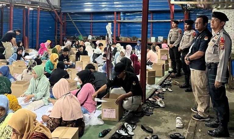 KPU Tapsel Temukan 354 Surat Suara Pemilu 2024 Rusak KPU Tapsel Temukan 354 Surat Suara Pemilu 2024 Rusak