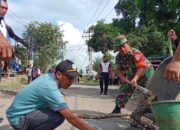 Cegah Kecelakaan, Forkopimcam dan Masyarakat Kuta Baro Tambal Jalan Berlubang