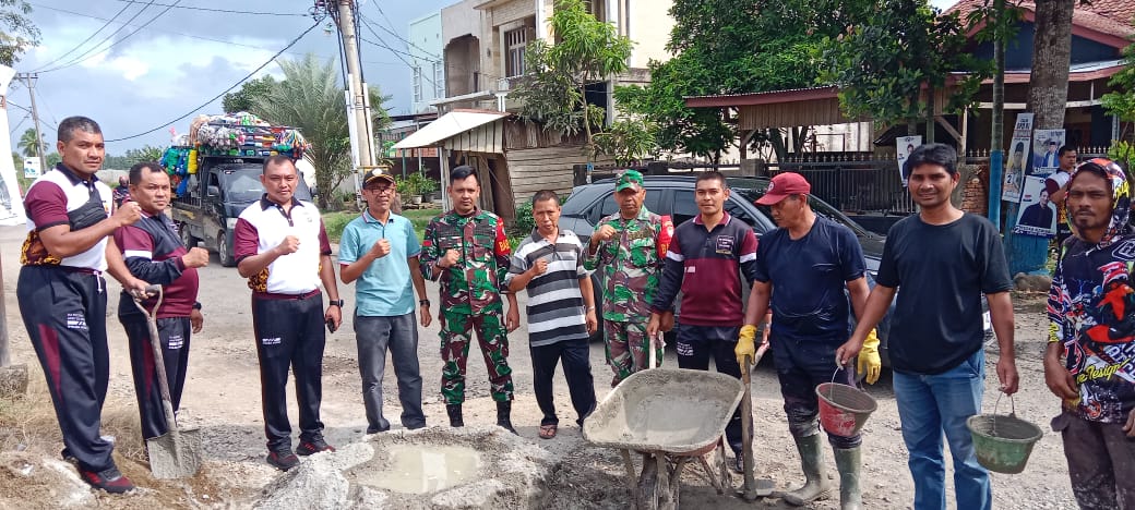 Cegah Kecelakaan, Forkopimcam dan Masyarakat Kuta Baro Tambal Jalan Berlubang Cegah Kecelakaan, Forkopimcam dan Masyarakat Kuta Baro Tambal Jalan Berlubang