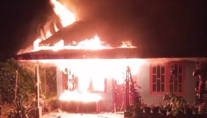 Rumah Semi Permanen Dilalap Si Jago Merah