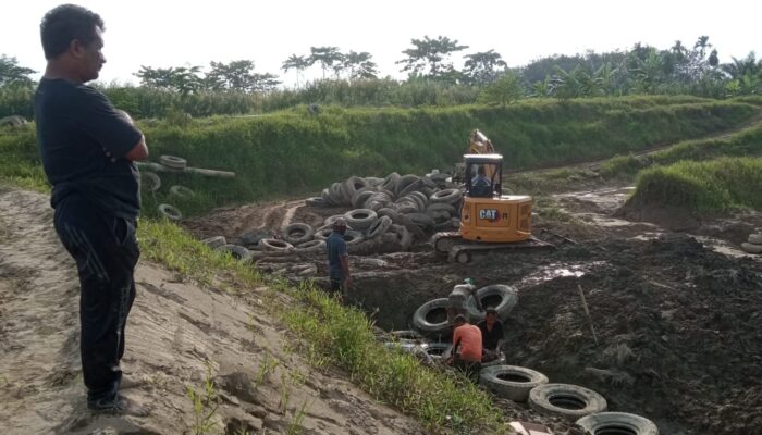 Perumda Tirta Tamiang Bangun Tanggul Cegah Lumpur Masuk Kanal Intake