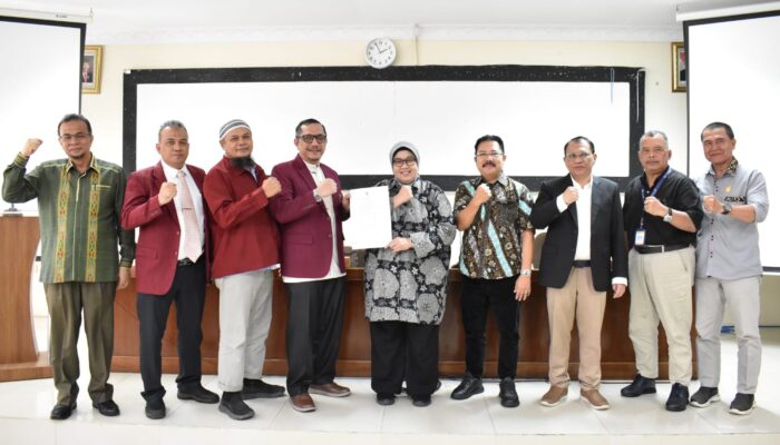 Rektor UISU Terima SK Guru Besar