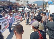 Aliansi Masyarakat Toba Demo Kantor Kejari 