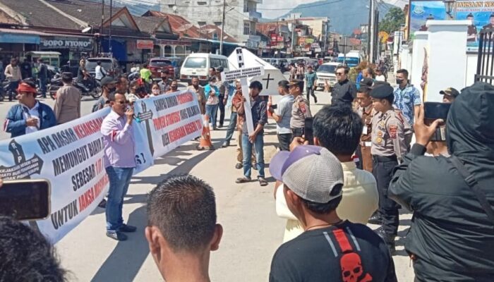 Aliansi Masyarakat Toba Demo Kantor Kejari 