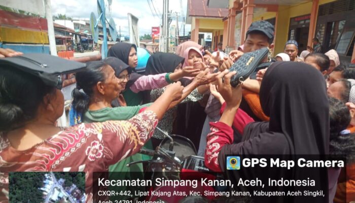 Harapkan Sembako Murah, Warga Simpang Kanan Ikut Angkut Barang Buka Stand