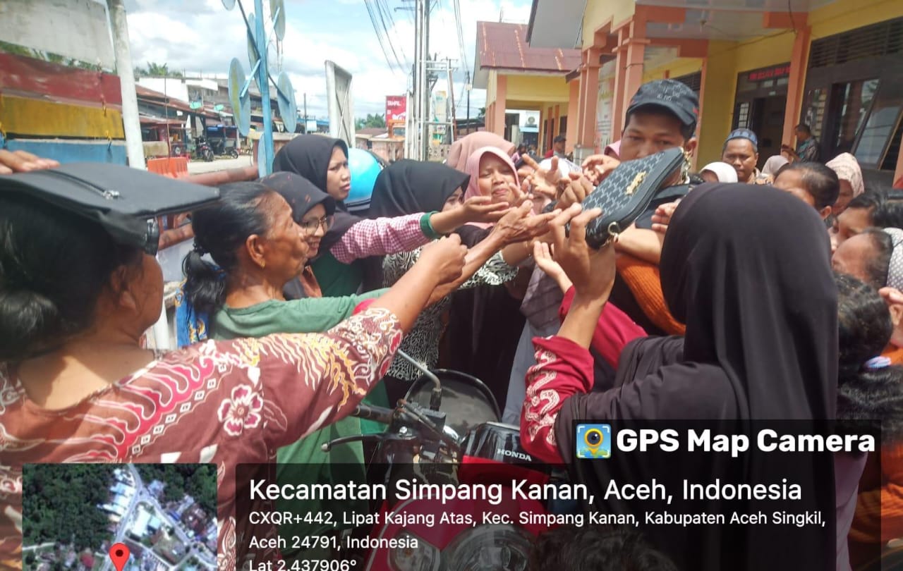 Harapkan Sembako Murah, Warga Simpang Kanan Ikut Angkut Barang Buka Stand