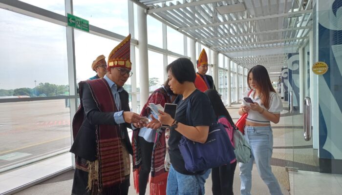 Rayakan HUT Ke-75, Penumpang Garuda Diberi Souvenir Produk UMKM Sumut